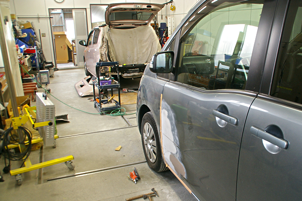 熟練のスタッフが充実した設備を使い、丁寧にお車を修復いたします。