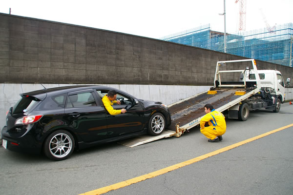 積載車での引き取りも可能です。大手保険会社指定工場の当社なら保険修理も安心！