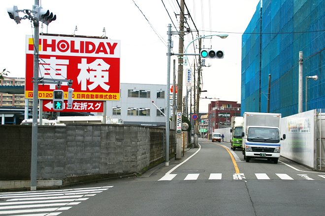 この看板が目印！！ 天王橋から、三多摩市場方面へ向かうとこの看板が見えます！