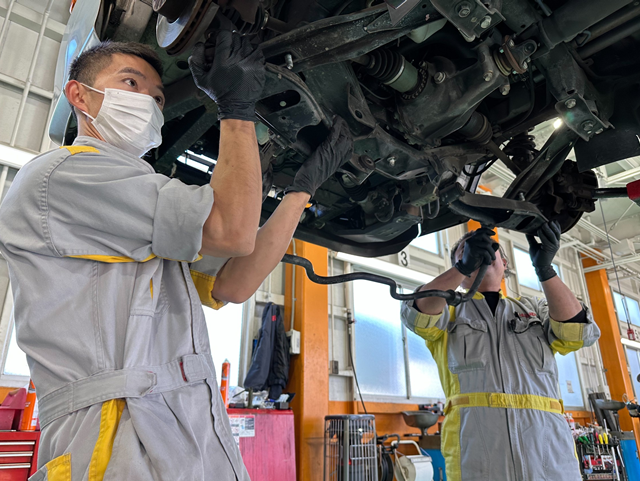 複数の車検スタッフが担当します